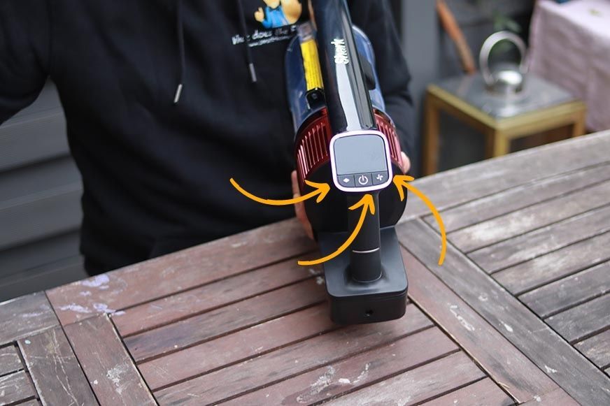 You can see the buttons of the Shark Anti Hair Wrap Flexology. 